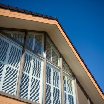 Buitenaanzicht van witte shutters