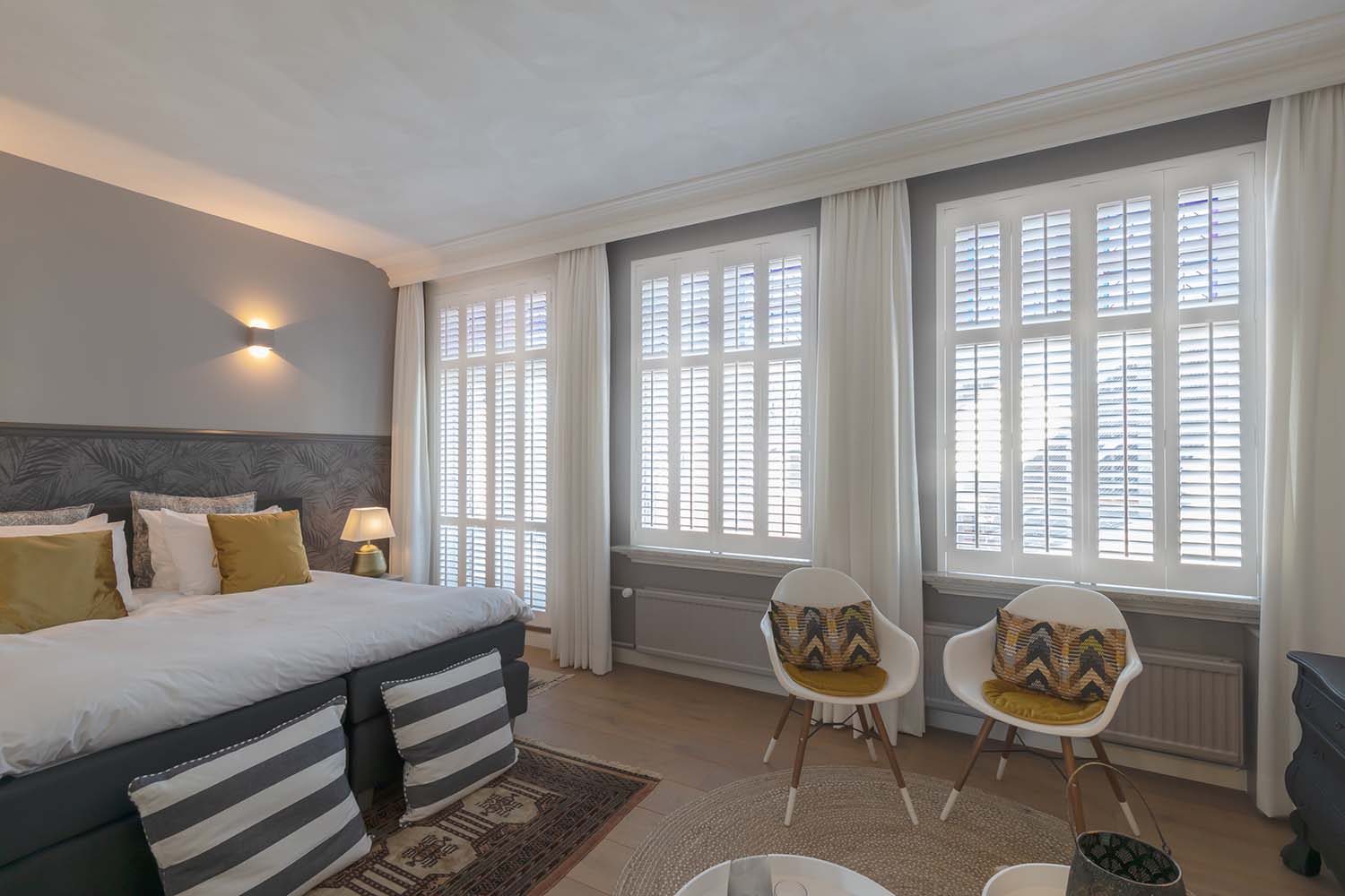 Stijlvolle slaapkamer met witte shutters