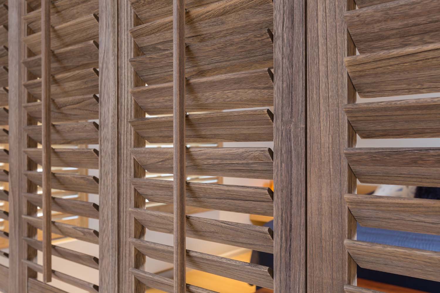 Houten shutters in bruine beitskleur met grove houtnerf Cottage collectie Van Eyck shutters