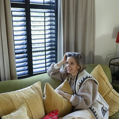 Hanna Verboom in haar huis met shutters