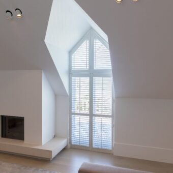 Moderne witte shutters als basis voor woonstijl