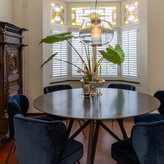 Erker met shutters in eetkamer
