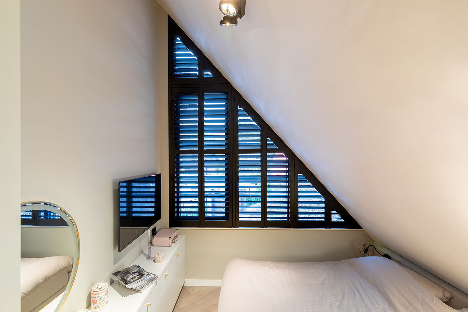 Shutters in hoog puntraam van slaapkamer.