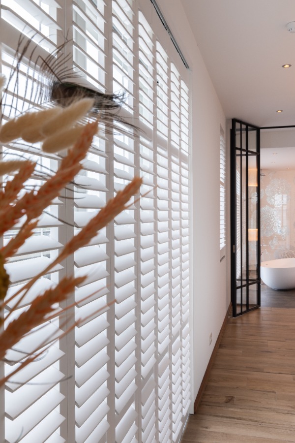 Grote witte shutters voor raam