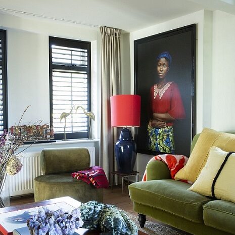 Woonkamer Hanna Verboom met zwarte shutters