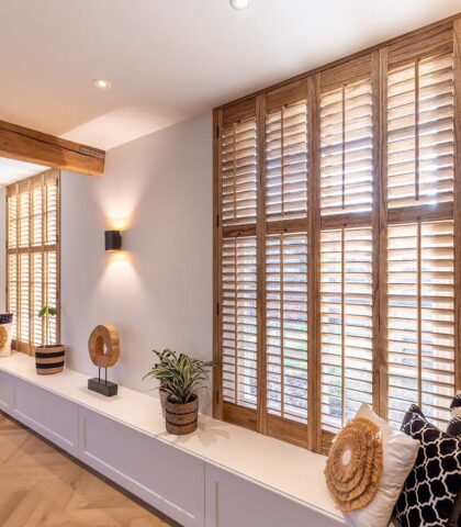 Houten shutters in beitskleur