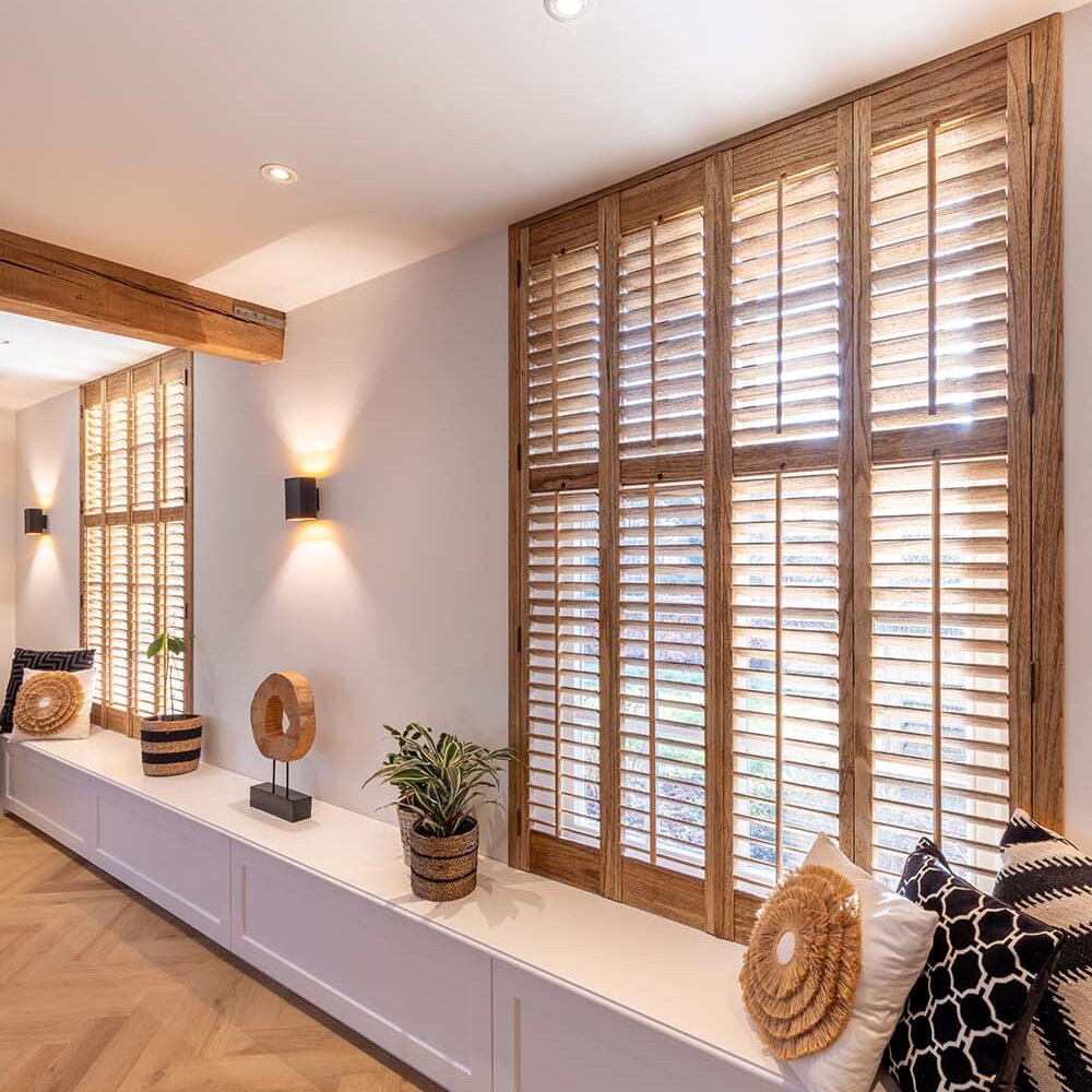 Houten shutters in beitskleur