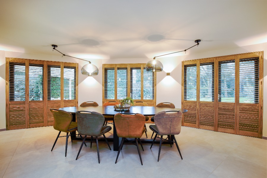 Houten shutters in grote ruimte