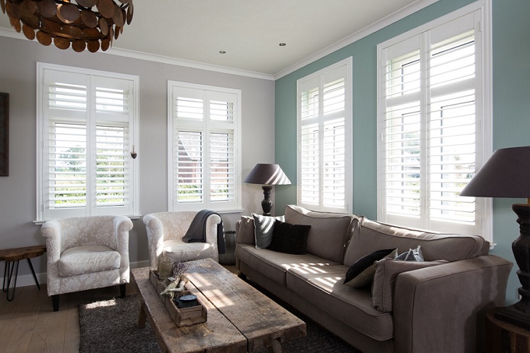 Witte shutters in de woonkamer