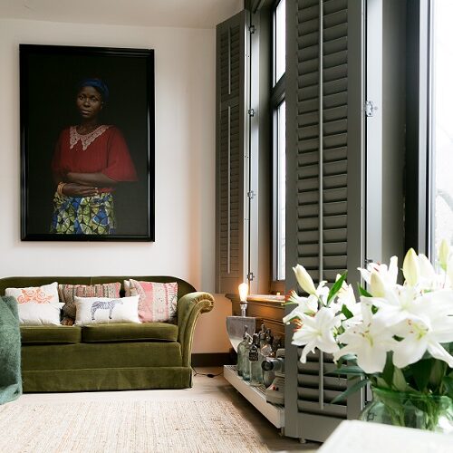 Groene raamdecoratie in huis Hanna Verboom