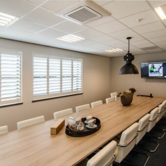 Grote witte lamellen bij shutters