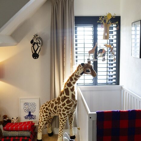 Kinderkamer met zwarte shutters