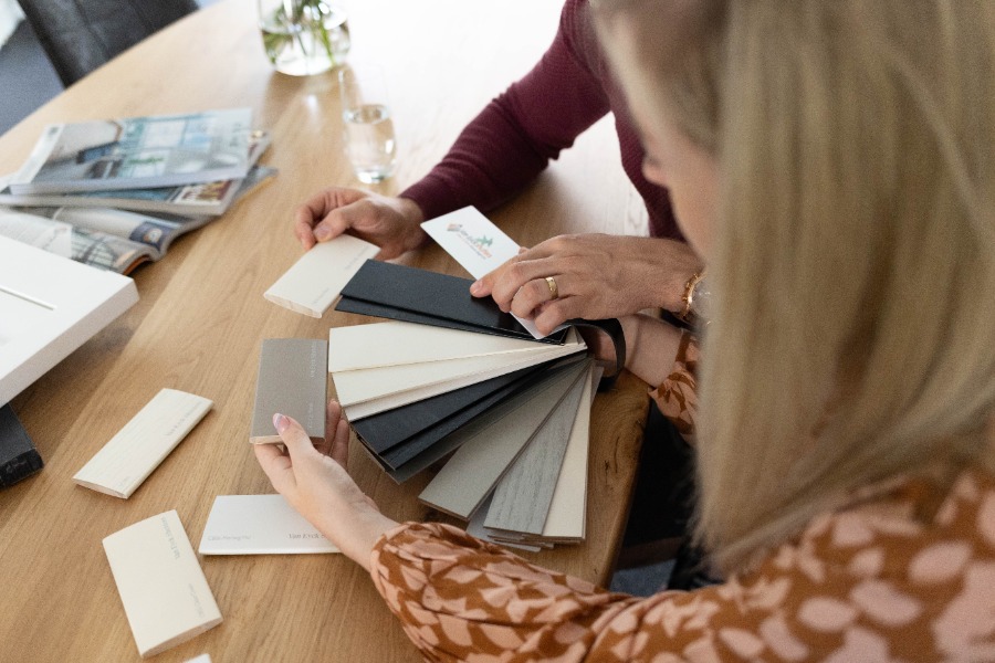 Kleurstalen bekijken aan huis voor shutters