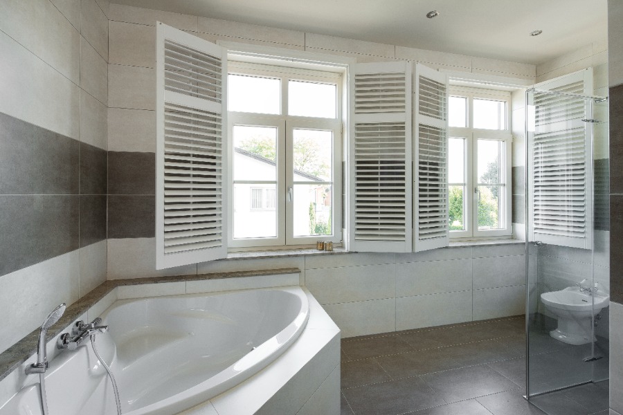 Houten of kunststof shutters in badkamer?