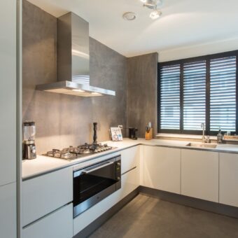Moderne keuken met donkere raamdecoratie