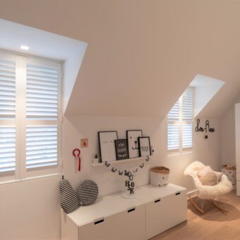 Moderne woonstijl met witte raambekleding