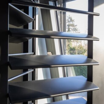 Zwarte, gladde, moderne shutters
