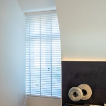 Moderne woonstijl met witte shutters