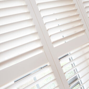 Offwhite shutters als raamdecoratie