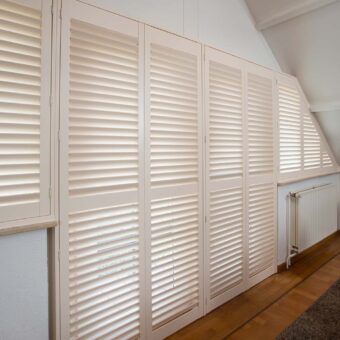 Offwhite shutters als raamdecoratie schuin raam