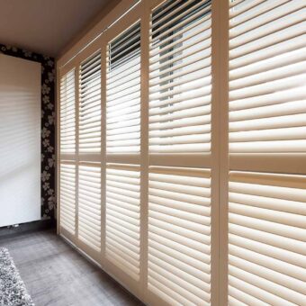 Raamdecoratie in kleur offwhite shutters