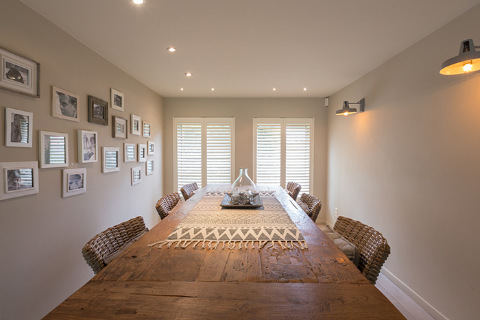 Offwhite shutters in de eetkamer