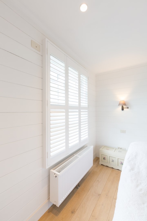 Witte shutters met montage op kunststof kozijn