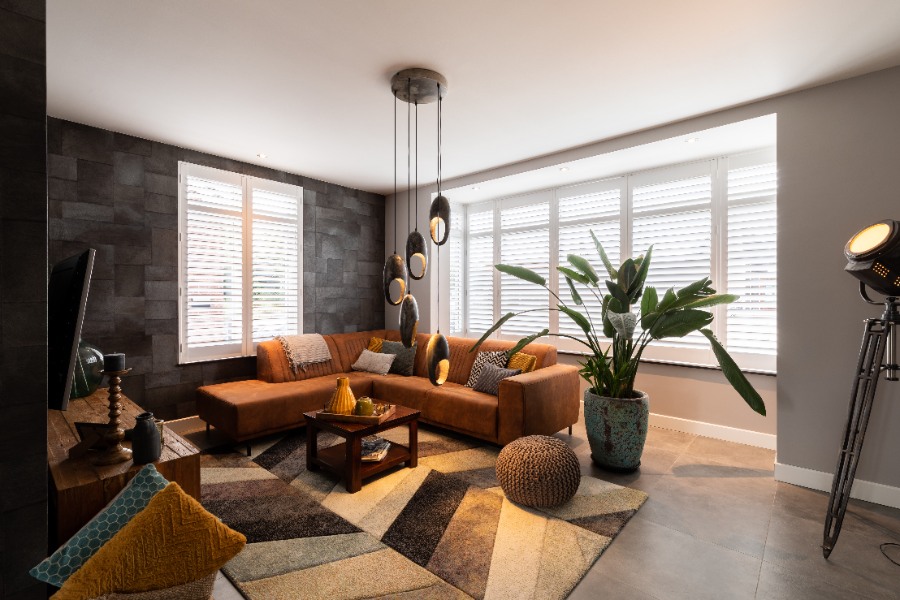 Woonkamer met witte shutters, als basis