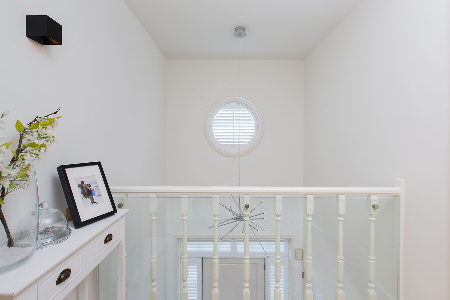 Raamdecoratie voor rond raam