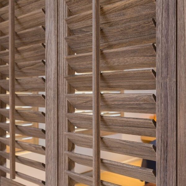 Raamshutters decoratie houtkleur