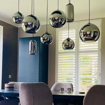 Eetkamer met shutters in retro woonstijl