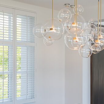Witte shutters in retro interieur