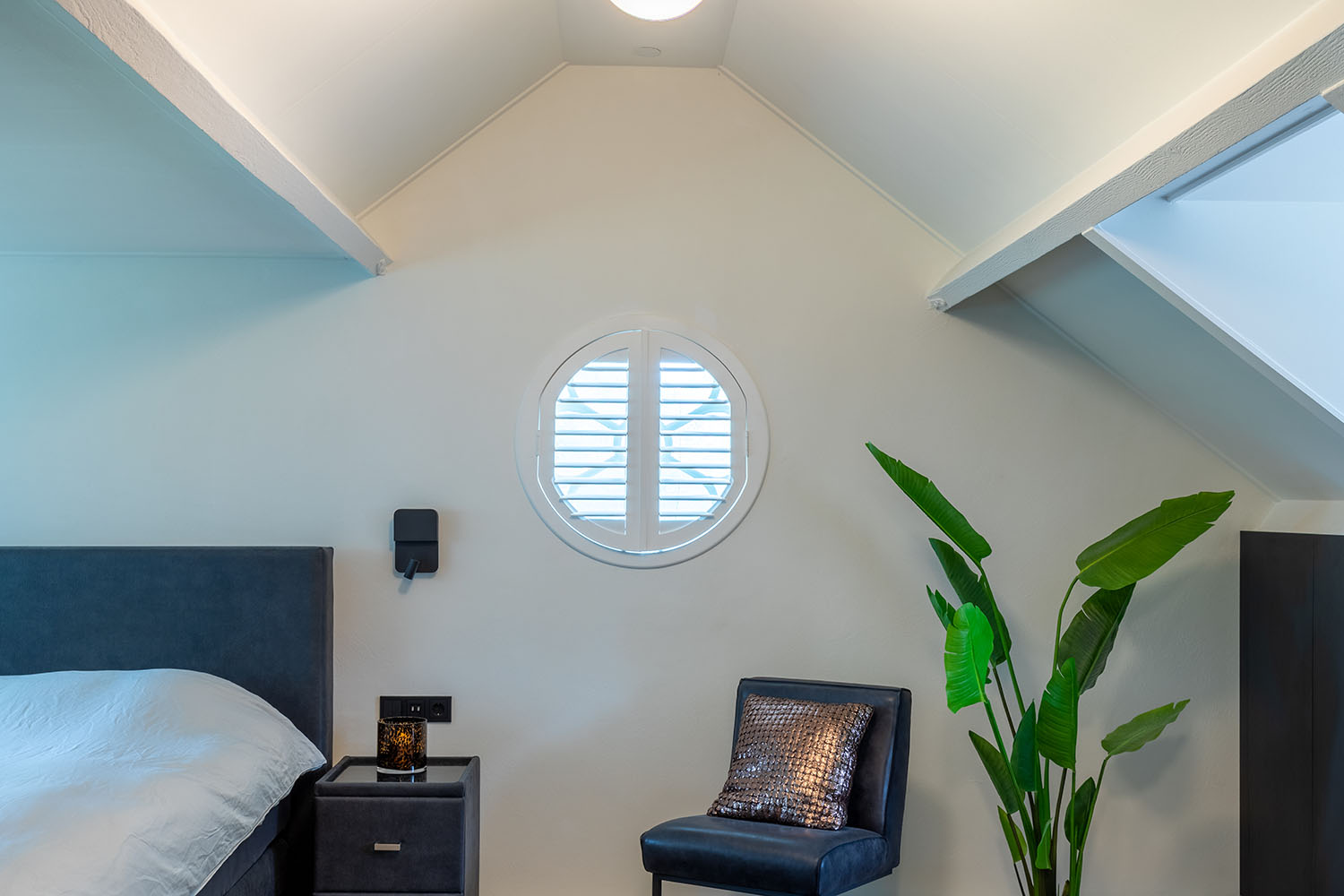 Rond raam met shutters als raamdecoratie