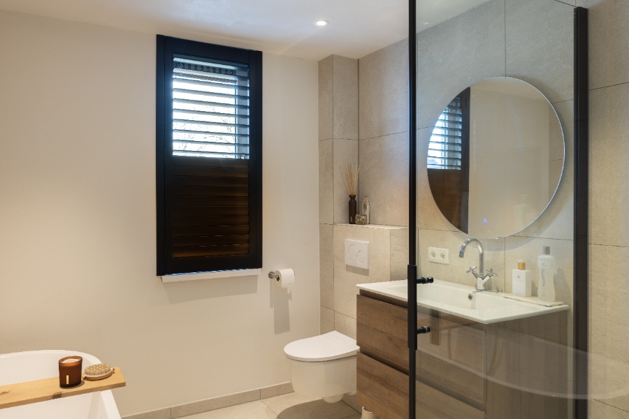 Sfeervolle shutters in de badkamer