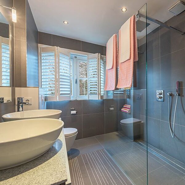Sfeervolle badkamer met shutters