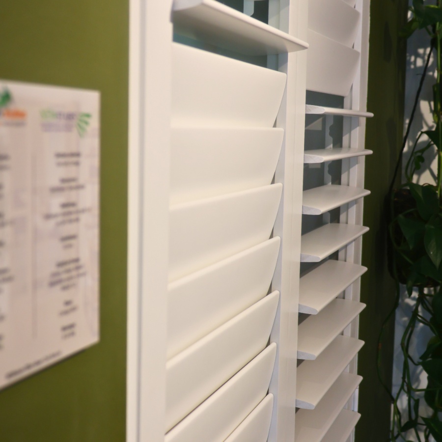 Witte shutters in showroom Weert