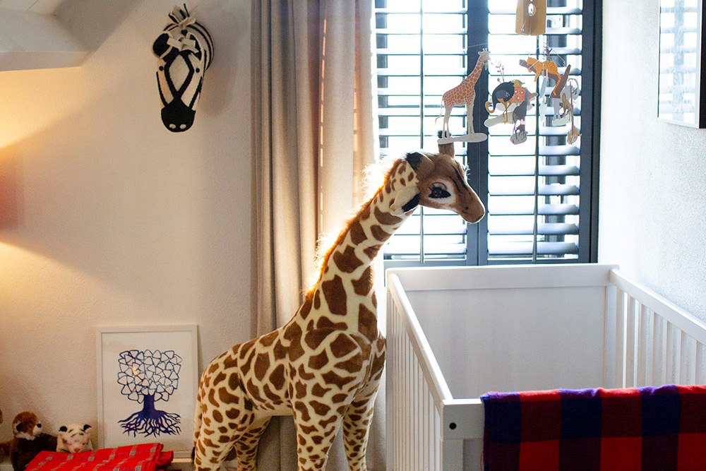 Babykamer met stijlvolle shutters als raambekleding