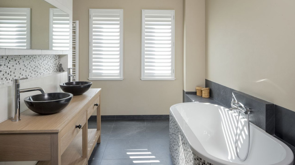 Shutters op de badkamer