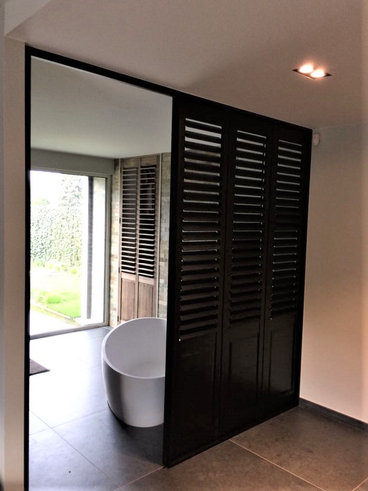 Badkamer afkaderen met shutters als roomdivider