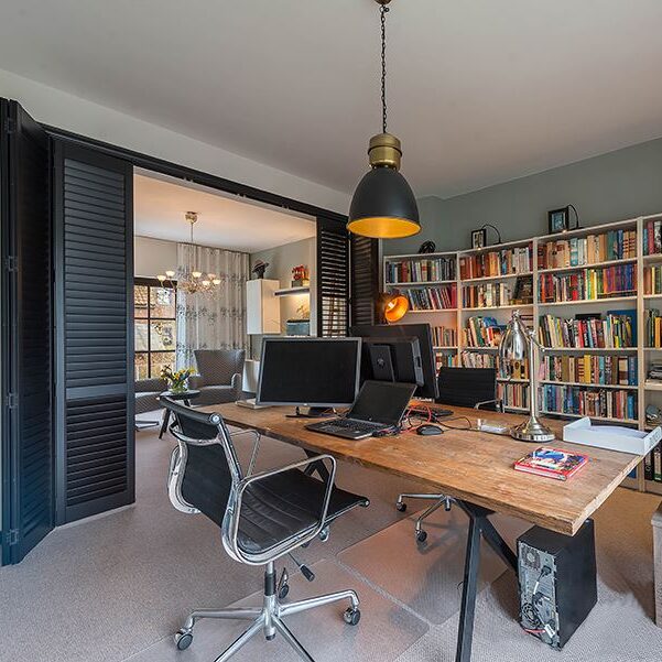 Kantoor met shutters als roomdivider