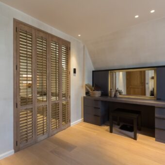 Houtkleurige shutters als scheidingswand en deur