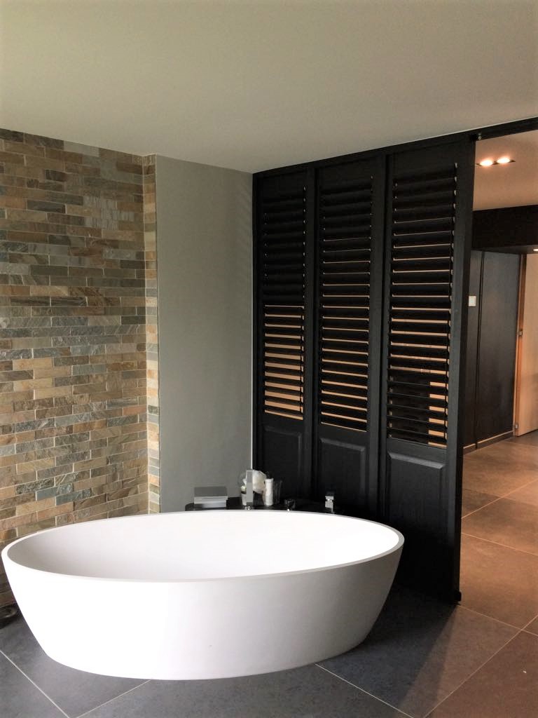 Shutters als roomdivider voor de badkamer