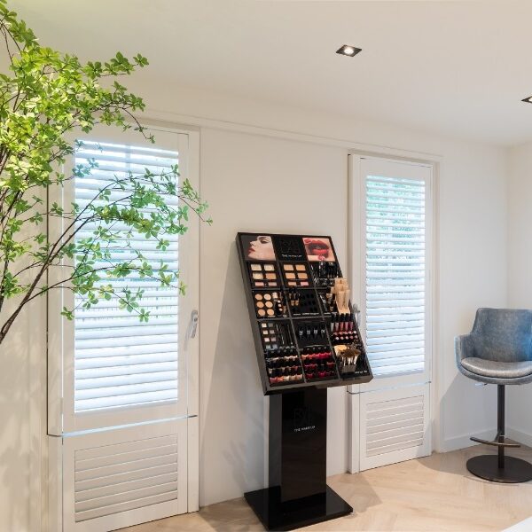 Beautysalon met shutters raamdecoratie