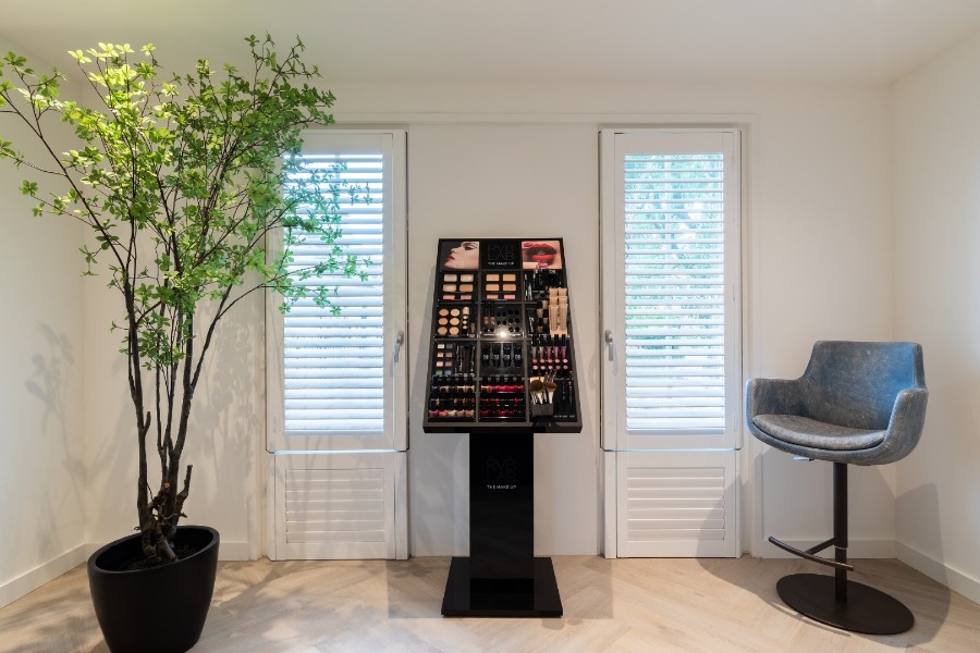 Salon met praktische raambekleding