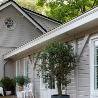 Huis van buitenkant met shutters