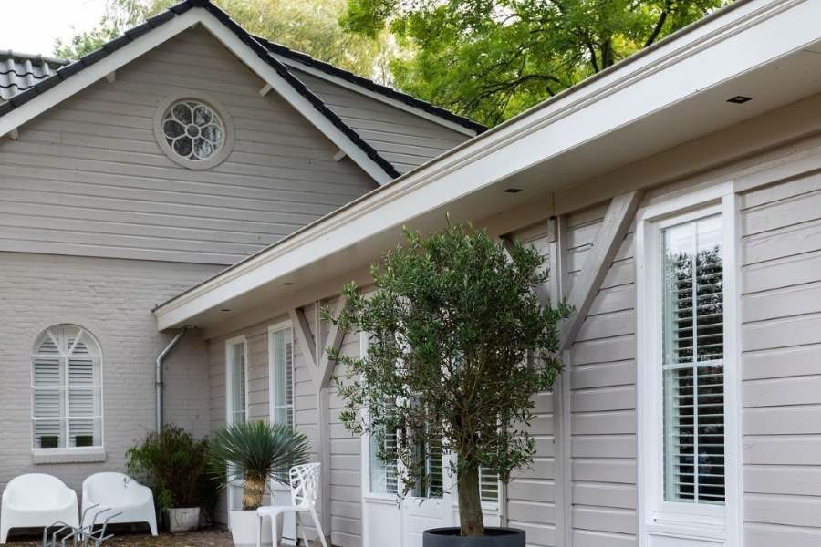 Huis van buitenkant met shutters