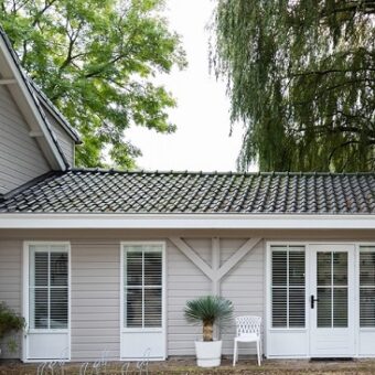 Woning met witte shutters
