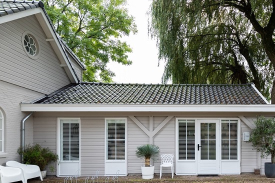 Woning met witte shutters