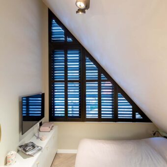 Zwarte shutters in driehoekraam