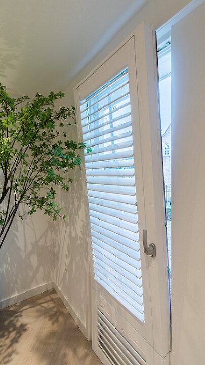 Shutters voor draaikiepraam in woning